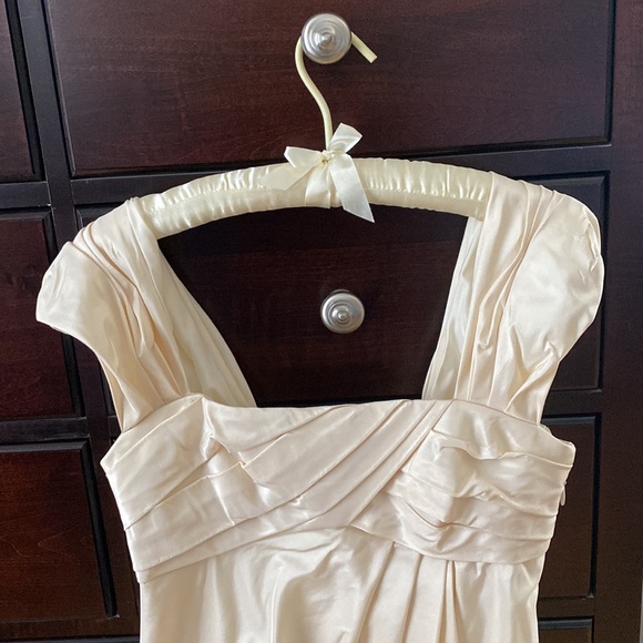 New Price!! Vera Wang Wedding Dress. Excellent condition. Worn once. Size 6. - Picture 3 of 14